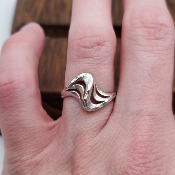 Size 7 925 Sterling Silver Unique Design Abstract Style Ring - Picture 1 of 7